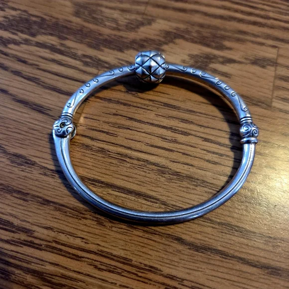 BRIGHTON "Charming Bangle" Add A Charm Silver Etched Bracelet W/ Charm TIMELESS - Picture 2 of 4